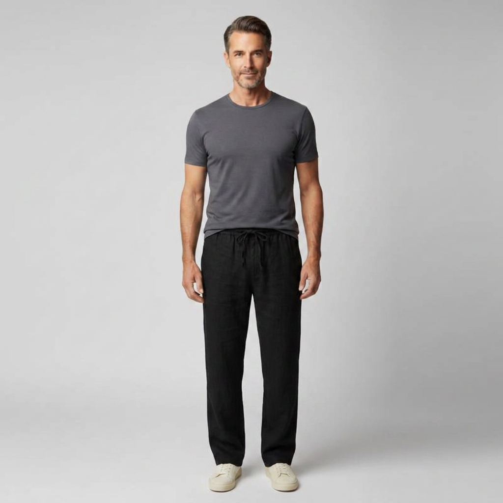 Herren Leinenhose Schwarz mit Kordelzug, Frontalansicht am stehenden Model