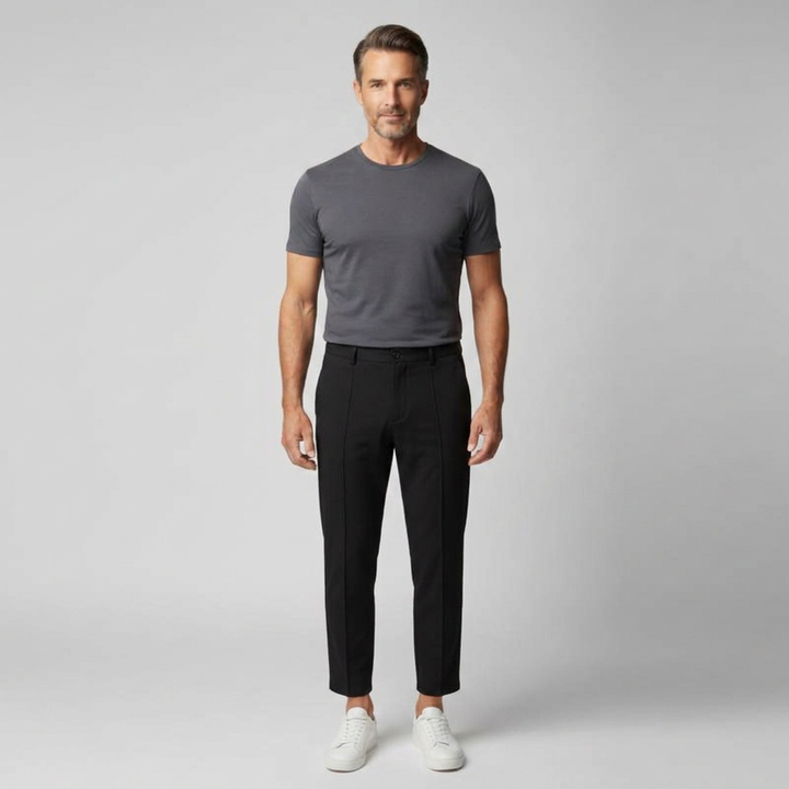 Schwarze Chinohose mit Bundfalte und schmalem Bein, Model von vorne