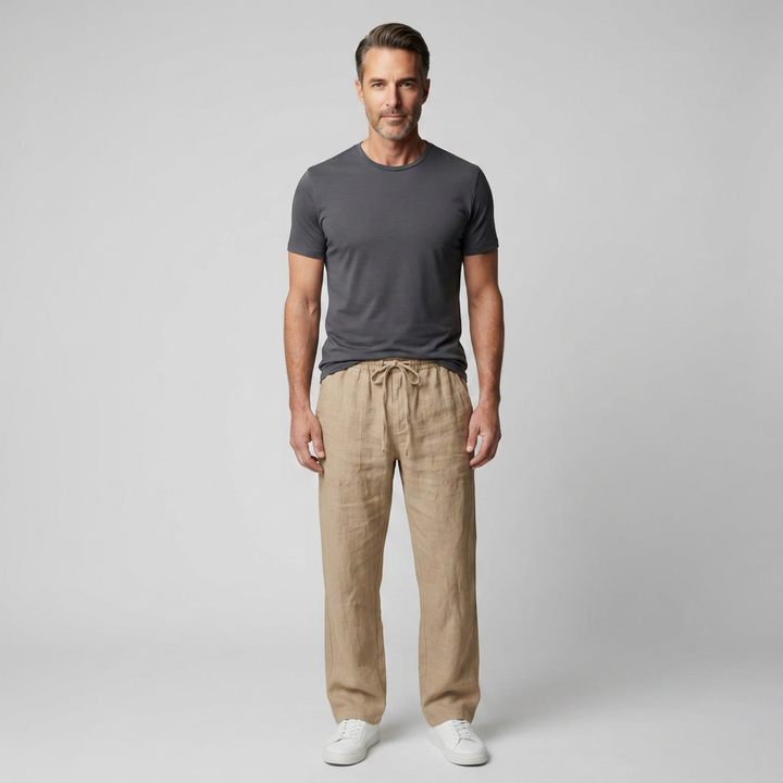 Herren Leinenhose Beige mit Kordelzug, Frontalansicht am stehenden Model