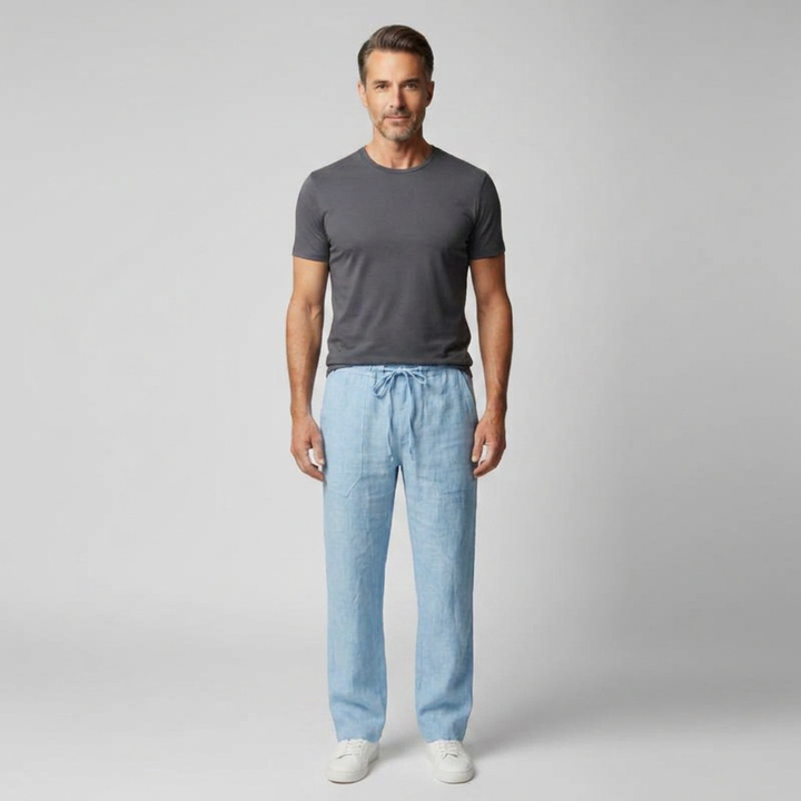 Herren Leinenhose Hellblau mit Kordelzug, Frontalansicht am stehenden Model