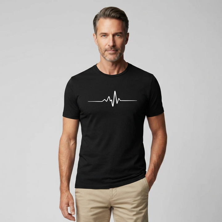Herren T-Shirt Rundhals mit Herzschlag-Print in Schwarz, Frontalansicht am Model