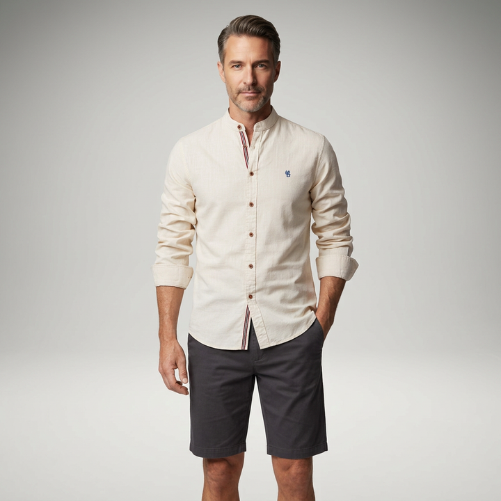 Herrenhemd Khaki mit Stehkragen, Frontansicht mit Shorts