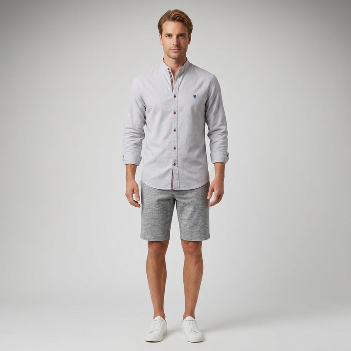 Herrenhemd Grau mit Stehkragen, Frontansicht mit Shorts