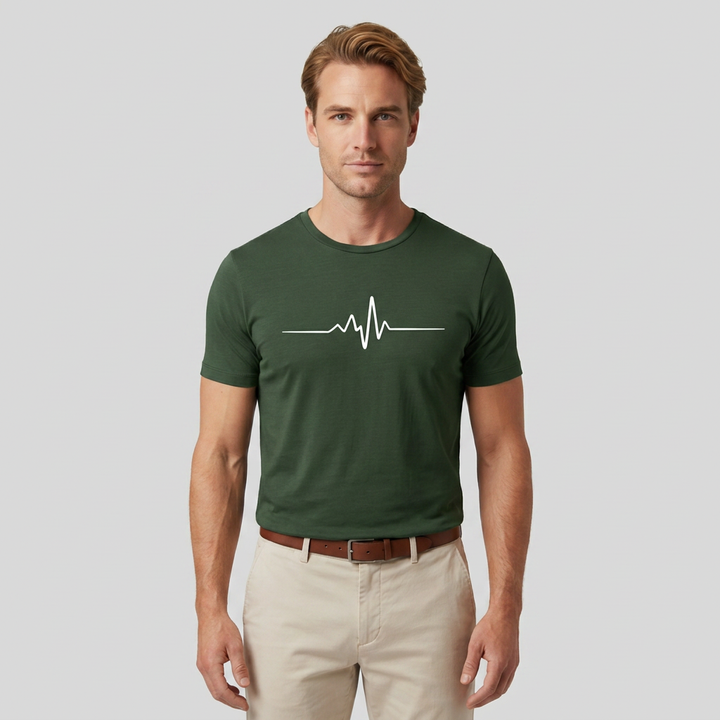 Herren T-Shirt Rundhals mit Herzschlag-Print in Grün, Frontalansicht am Model