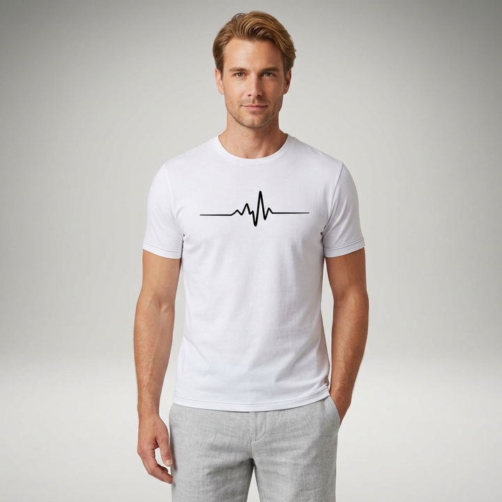 Herren T-Shirt Rundhals mit Herzschlag-Print in Weiß, Frontalansicht am Model