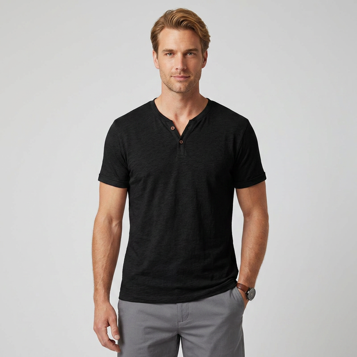 Herren Henley-Shirt in Schwarz, Frontalansicht am Model