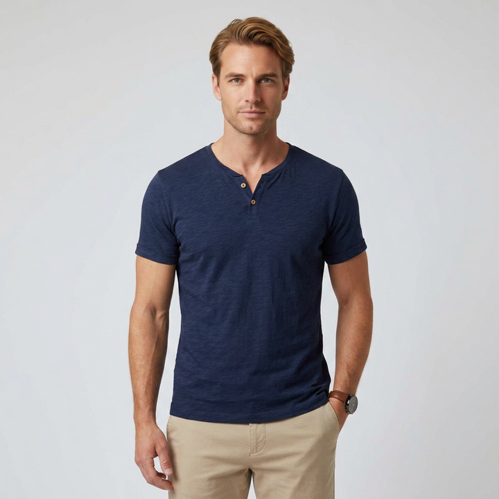 Herren Henley-Shirt in Dunkelblau, Frontalansicht am Model