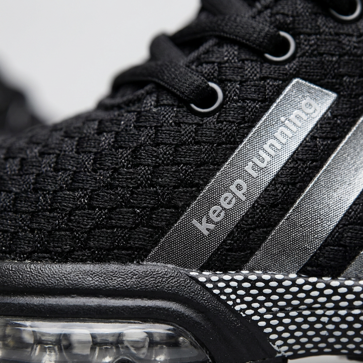 Schwarzer Sneaker, Detailaufnahme Schnürung und Sohle