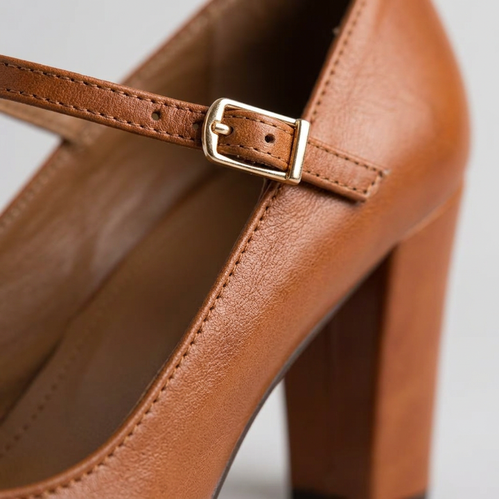 Detailaufnahme goldfarbene Schnalle und Riemchen der braunen Mary-Jane Pumps