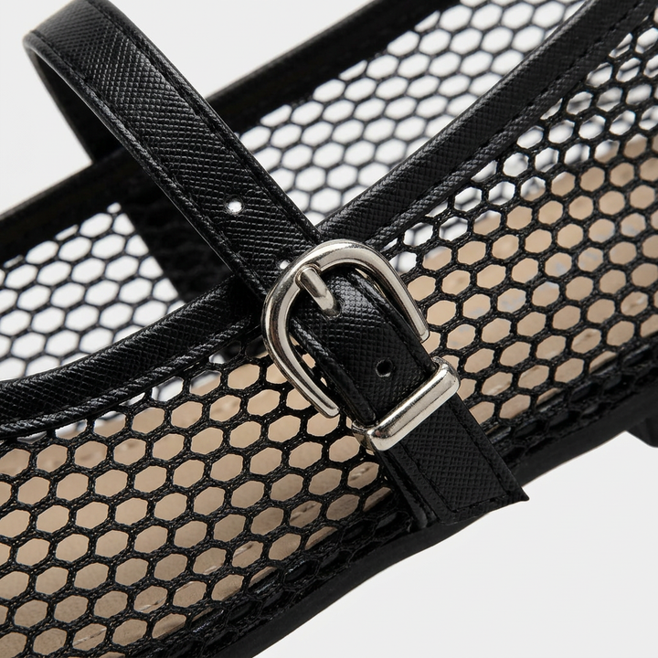 Detailansicht der silberfarbenen Schnalle an schwarzen Mesh Mary Jane Flats