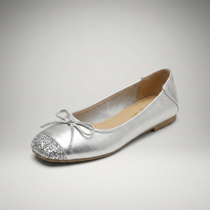 Ballerina mit glitzernder eckiger Zehenkappe, 3/4-Ansicht