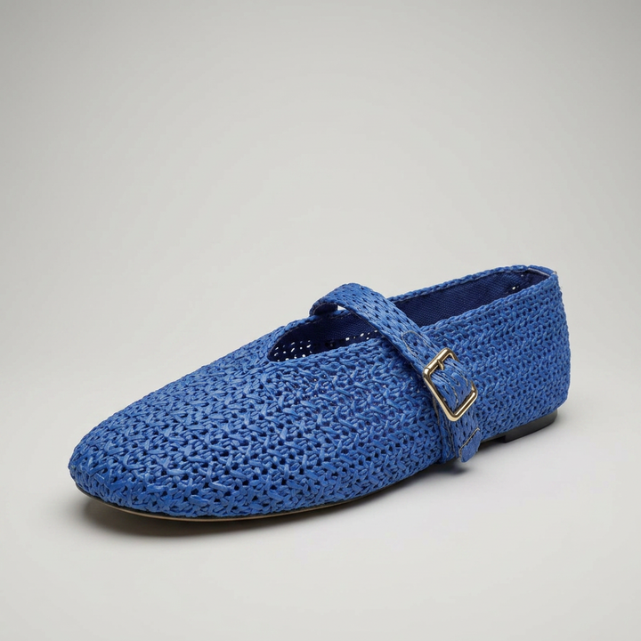 Mary Jane Slipper aus geflochtenem Stroh in Blau, Dreiviertelansicht mit Schnalle