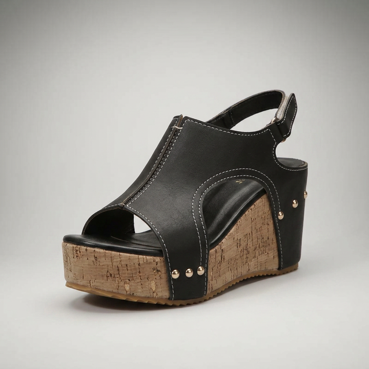 Schwarze Keilsandalette mit Kork-Plateau und goldenen Nieten, Dreiviertelansicht
