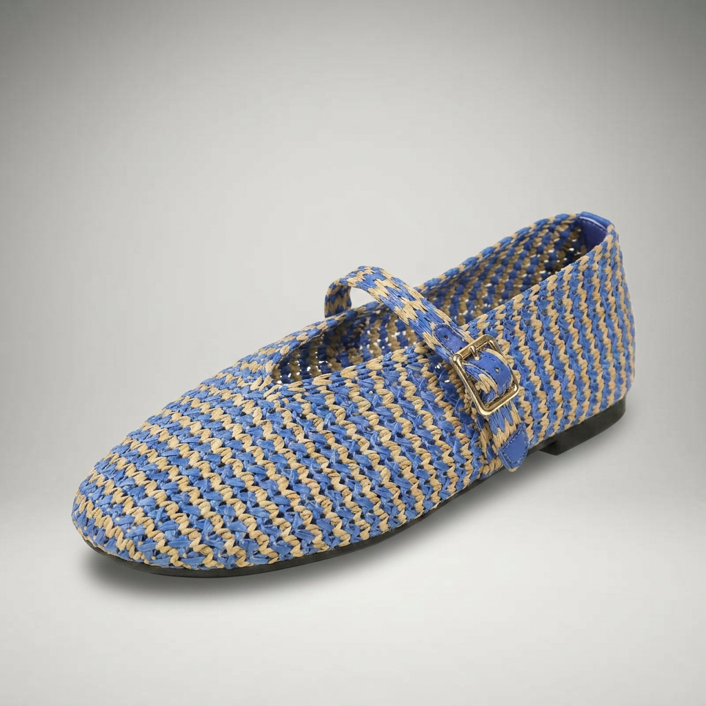 Mary Jane Slipper aus geflochtenem Stroh in Blau-Beige mit goldener Kreuzschnalle, Dreiviertelansicht