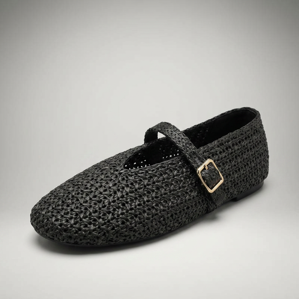 Mary Jane Slipper aus geflochtenem Stroh in Schwarz, Dreiviertelansicht mit Schnalle