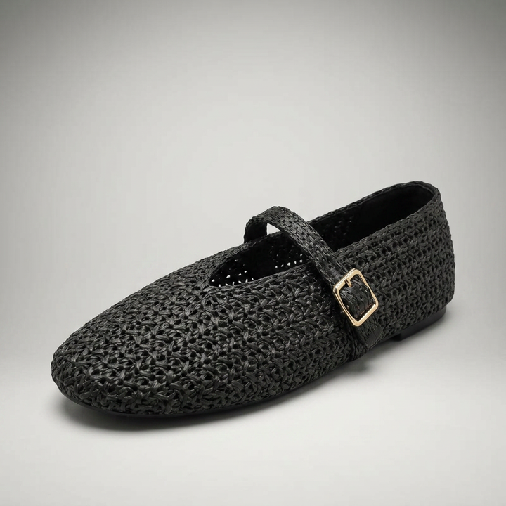 Mary Jane Slipper aus geflochtenem Stroh in Schwarz, Dreiviertelansicht mit Schnalle