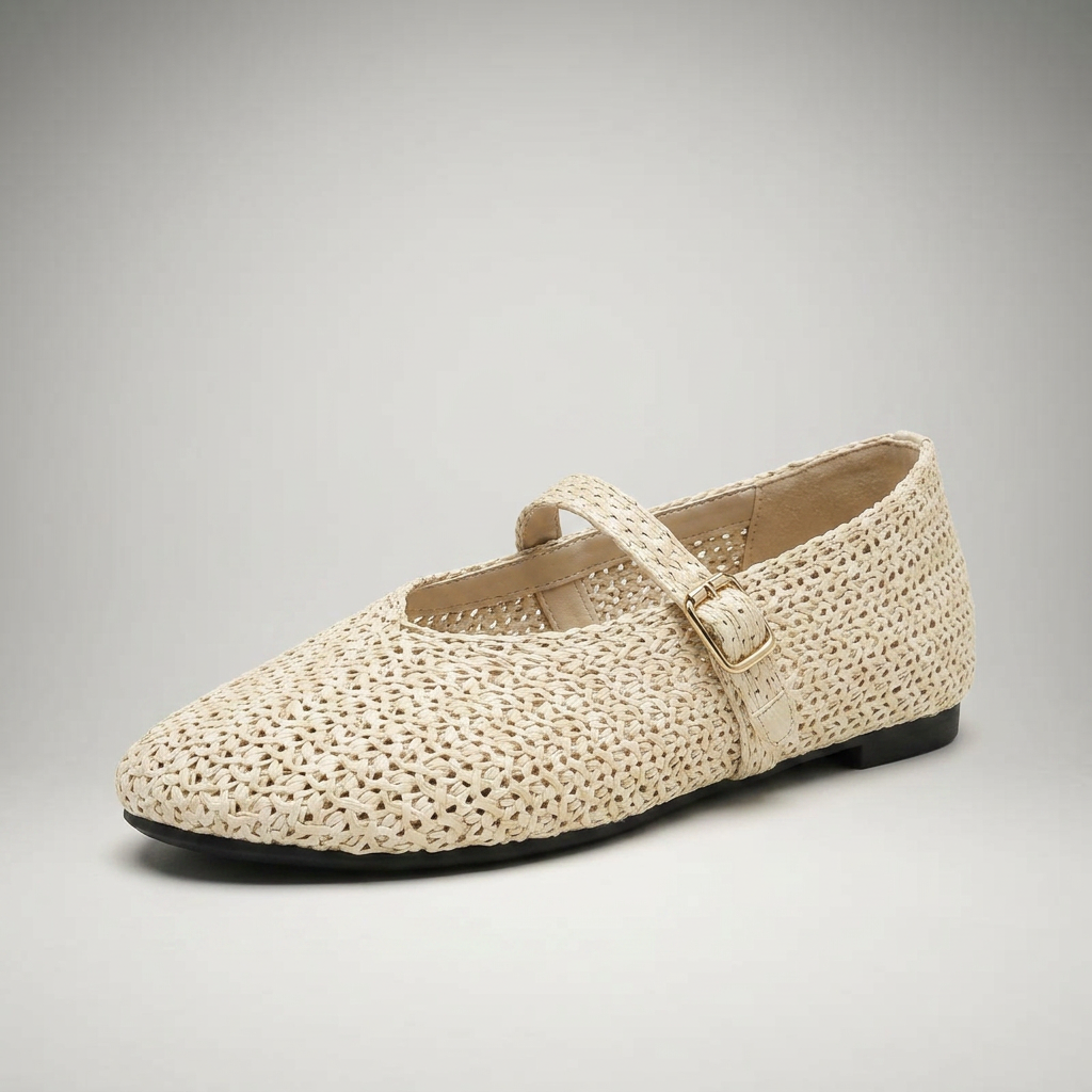 Mary Jane Slipper aus geflochtenem Stroh in Creme, Dreiviertelansicht mit Schnalle