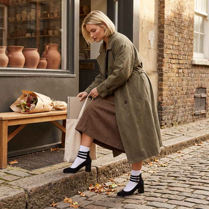 Model trägt schwarze Pumps mit Söckchen im Alltagslook