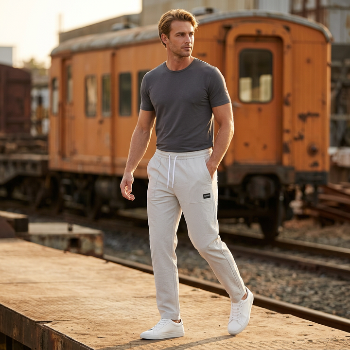 Freizeithose Herren grau im Streetstyle-Look an Bahngleisen