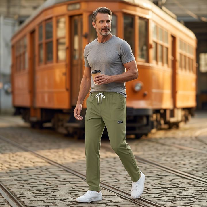 Freizeithose Herren olivgrün im Streetstyle-Look mit Kaffeebecher