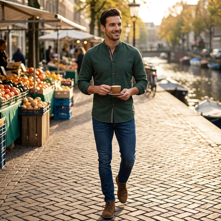 Herrenhemd Dunkelgrün auf Wochenmarkt getragen