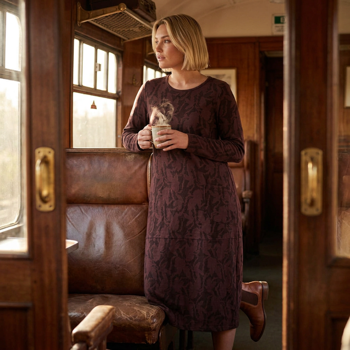 Weinrotes Midikleid mit Taschen, Styling-Szene im Zugabteil