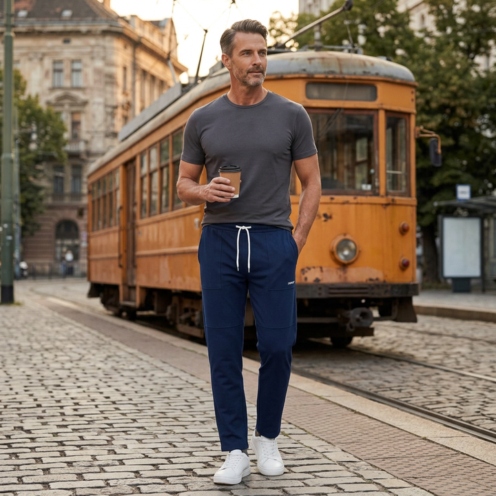 Freizeithose Herren dunkelblau im Streetstyle-Look mit grauem T-Shirt