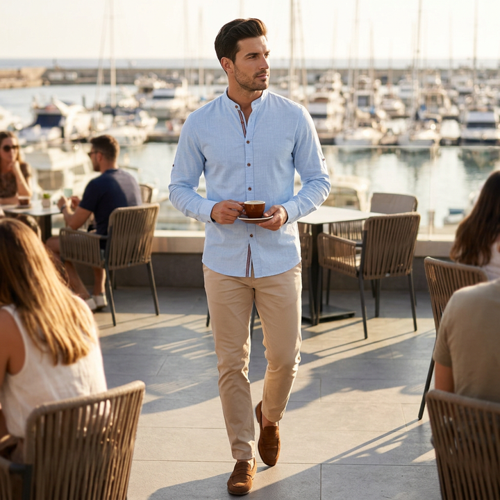 Herrenhemd Hellblau im Freizeit-Look an der Marina