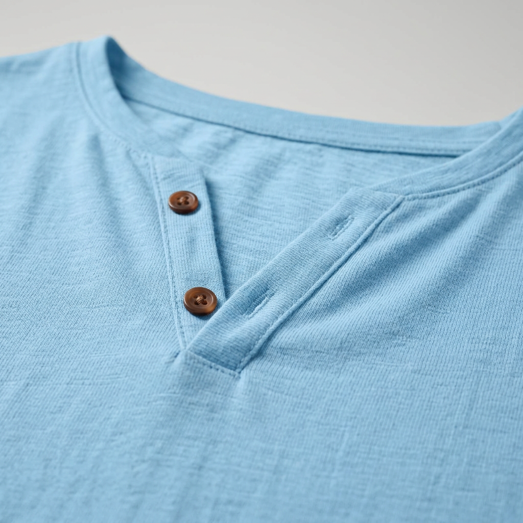 Herren Henley-Shirt in Blaugrau, Frontalansicht am Model