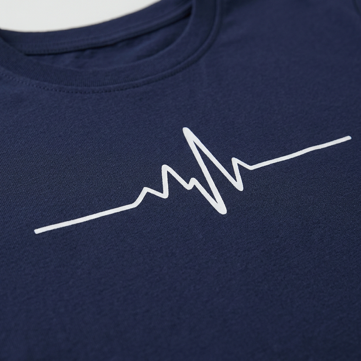 Nahaufnahme Rundhalsausschnitt mit Herzschlag-Print, dunkelblaues T-Shirt