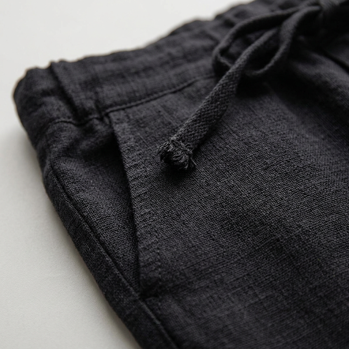 Herren Leinenhose Schwarz, Detailaufnahme Kordelzug und Tasche