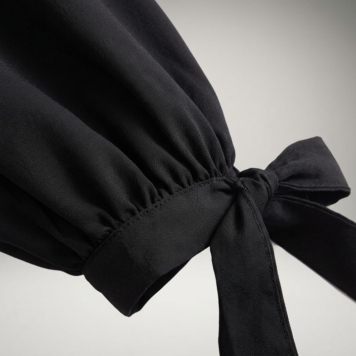 Detailaufnahme Schleifenknoten am Saum der schwarzen Ballonhose