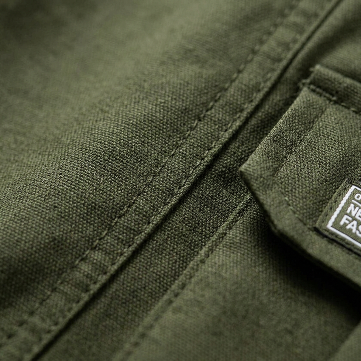 Cargo Shorts Herren Dunkelgrün, Detailaufnahme Naht und Patch