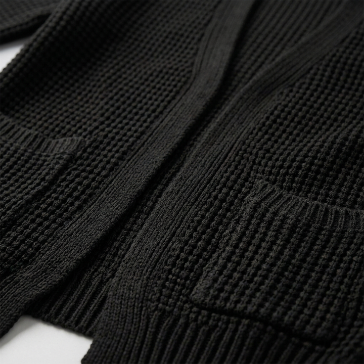 Damen Cardigan in Schwarz, Detailaufnahme Waffelstrick und Tasche