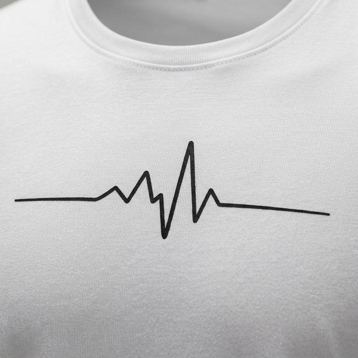 Nahaufnahme Rundhalsausschnitt mit Herzschlag-Print, weißes T-Shirt