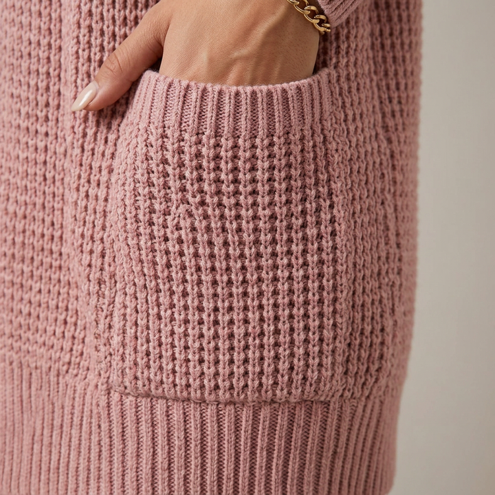Damen Cardigan in Rosa, Detailaufnahme Tasche mit Hand