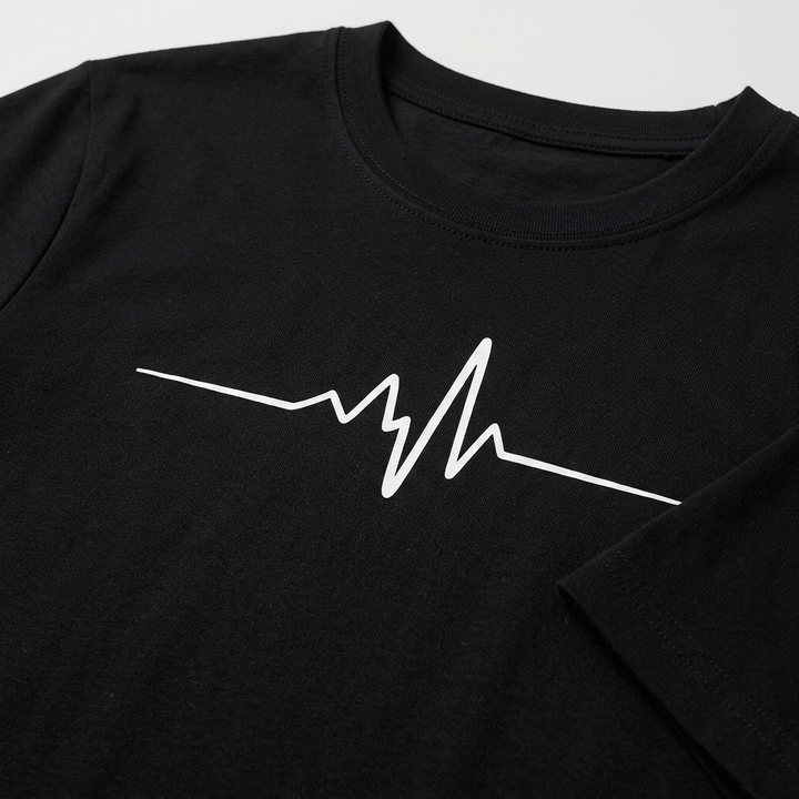 Nahaufnahme Rundhalsausschnitt und Ärmel, schwarzes T-Shirt mit Herzschlag-Print