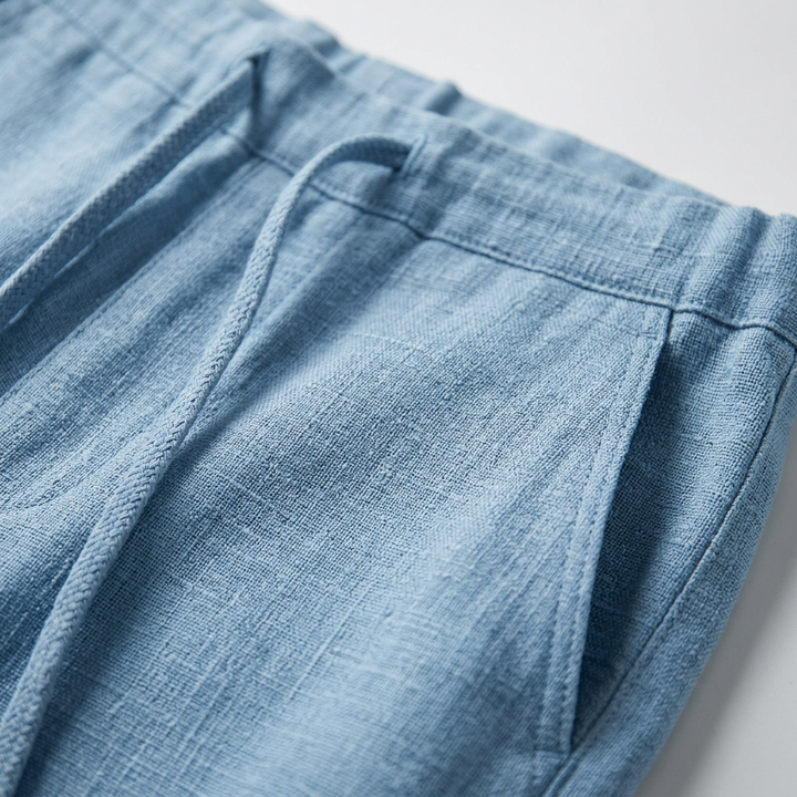 Herren Leinenhose Hellblau, Detailaufnahme Kordelzug und Tasche