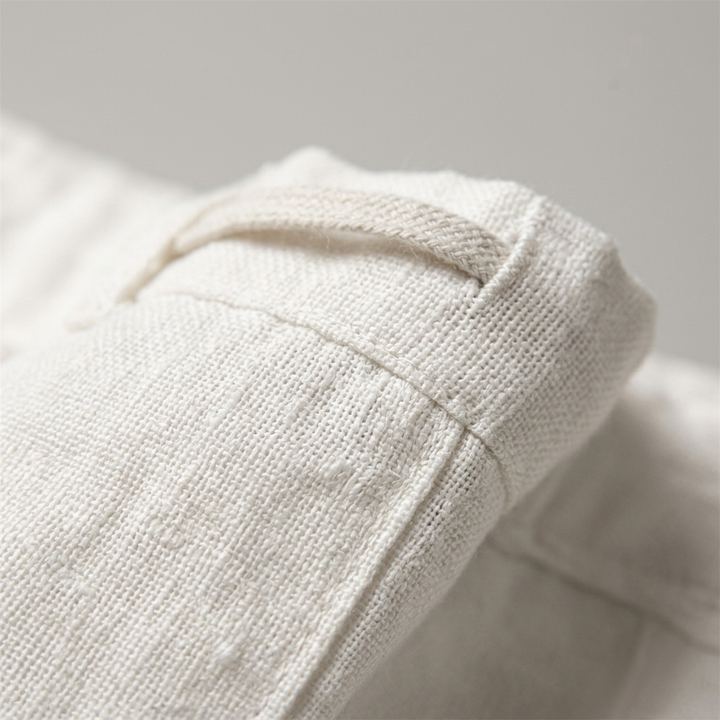 Herren Leinenhose Weiß, Detailaufnahme Leinenstruktur am Saum