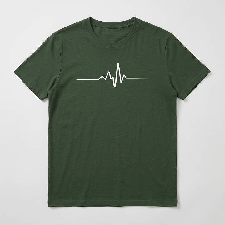 Grünes Herren T-Shirt mit Herzschlag-Print, Flat-Lay Produktfoto
