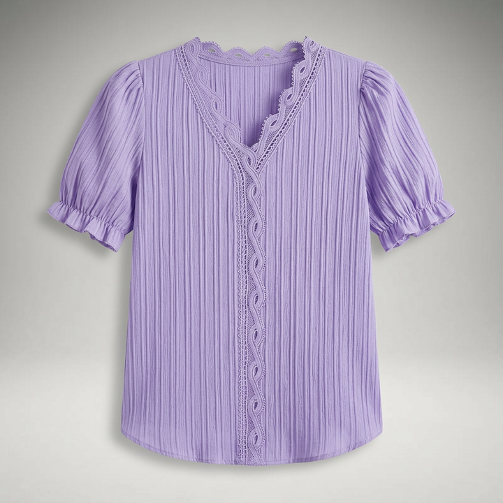 Lila Sommerbluse mit Spitzenborte, Flat-Lay Vorderansicht