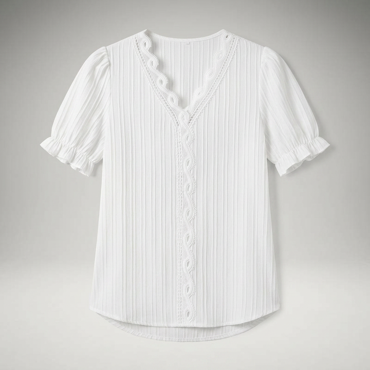 Weiße Sommerbluse mit Spitzenborte, Flat-Lay Vorderansicht