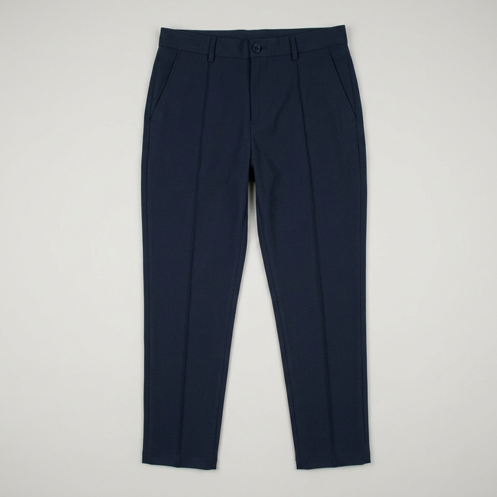 Dunkelblaue Chinohose als Flatlay-Produktfoto ohne Model