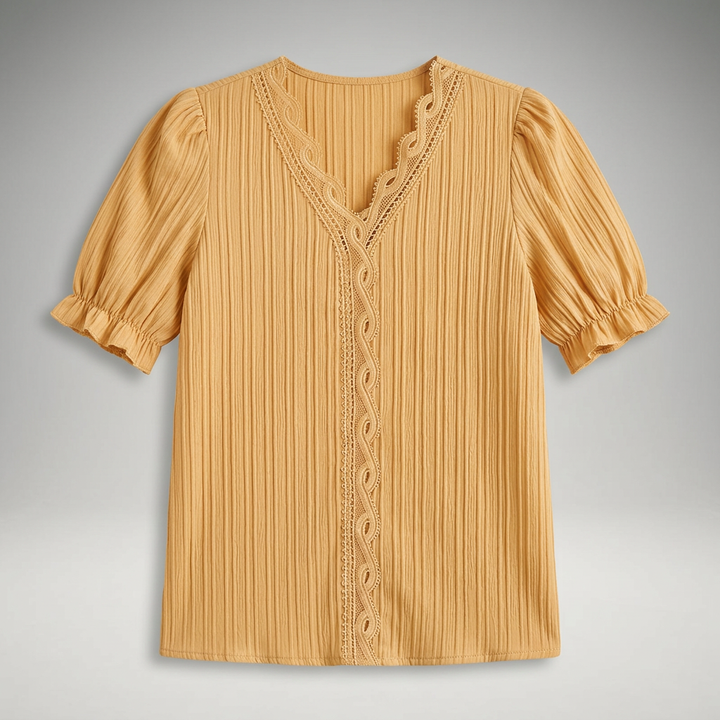 Goldgelbe Sommerbluse mit Spitzenborte, Flat-Lay Vorderansicht