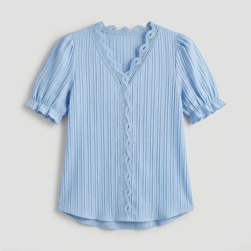 Himmelblaue Sommerbluse mit Spitzenborte, Flat-Lay Vorderansicht