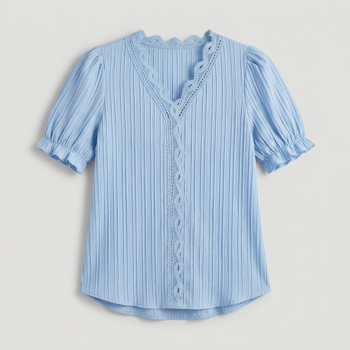 Himmelblaue Sommerbluse mit Spitzenborte, Flat-Lay Vorderansicht