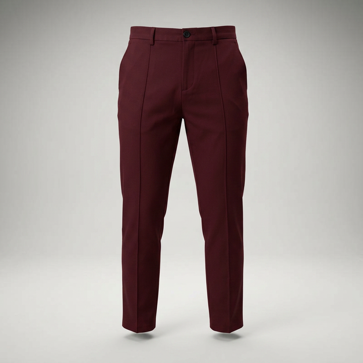 Bordeauxrote Chinohose freigestellt in Ghost-Mannequin-Optik