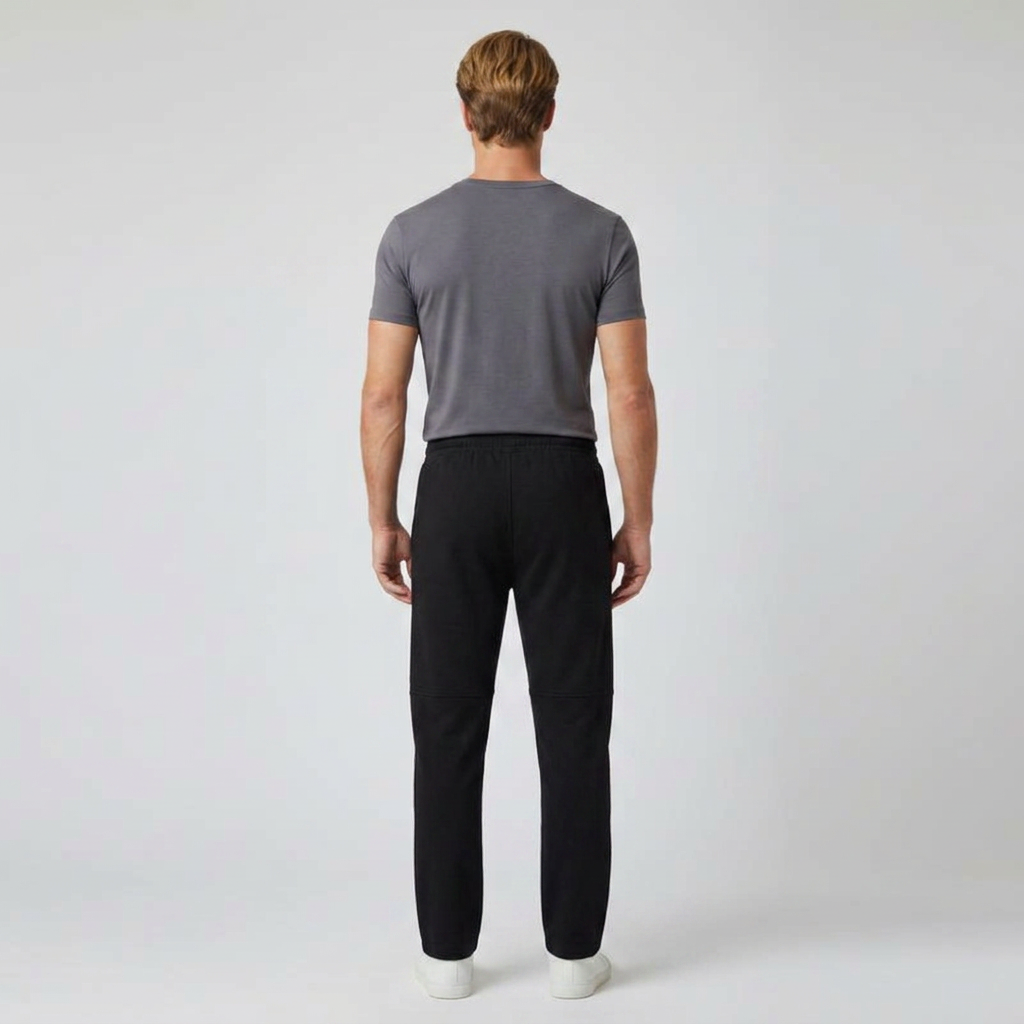 Freizeithose Herren schwarz, Rückenansicht mit geradem Beinabschluss