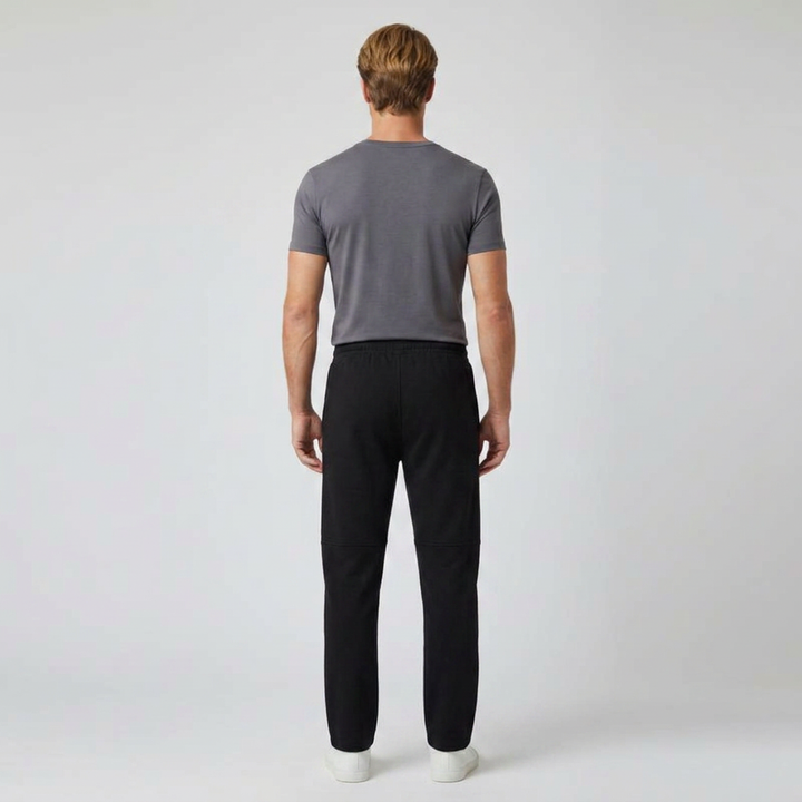 Freizeithose Herren schwarz, Rückenansicht mit geradem Beinabschluss
