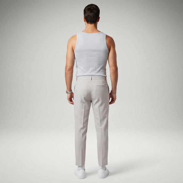 Hellgraue Chinohose mit Gesäßtasche, Rückansicht am Model